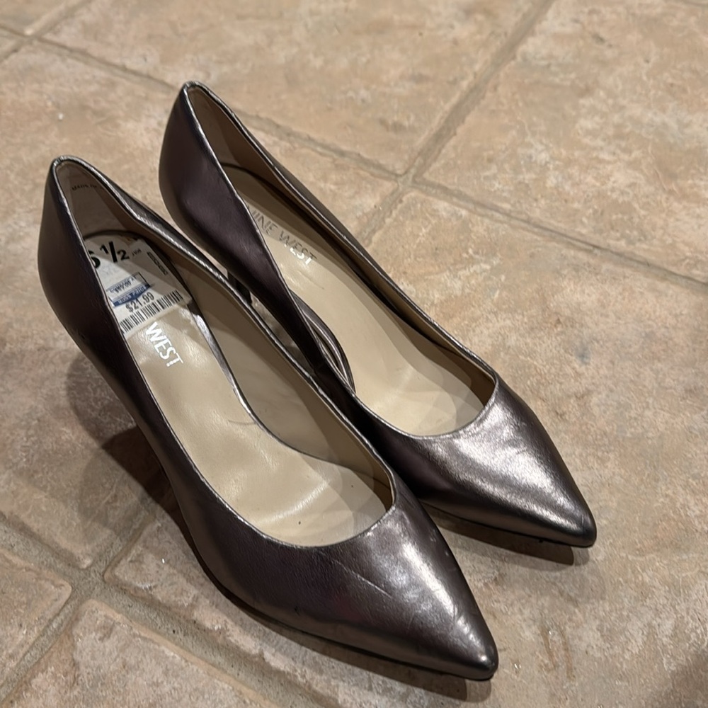 Bundle of Women's Pumps - silver, black peep toe, olive, grey patterned - Picture 15 of 15